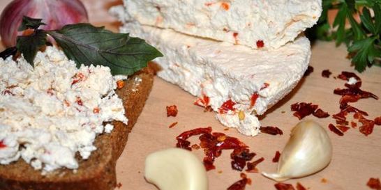 Творожный сыр со сладкой паприкой