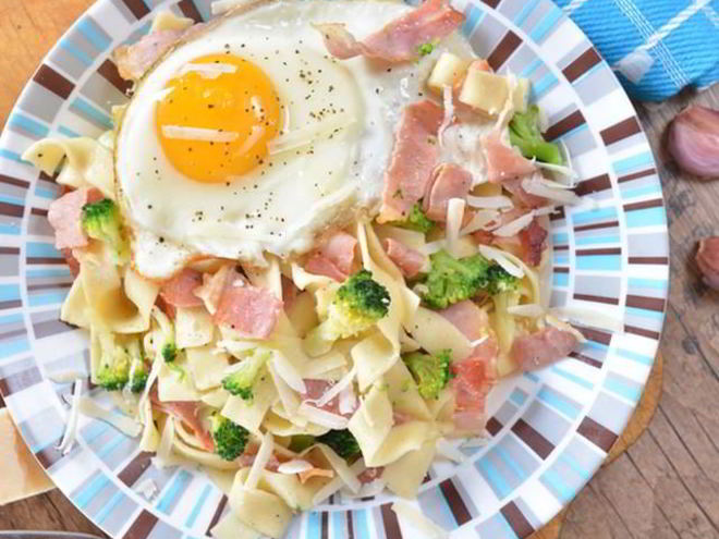 Рецепт глазуньи с овощами и тальятелле