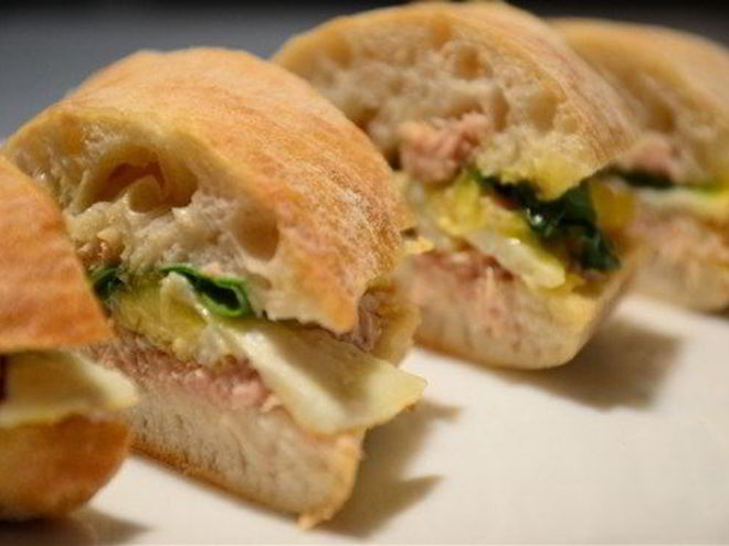 Рецепт сэндвича с тунцом и яичницей