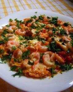 Сырная яичница с креветками и помидорками