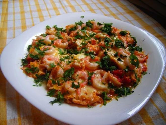 Рецепт сырной яичницы с креветками и помидорками