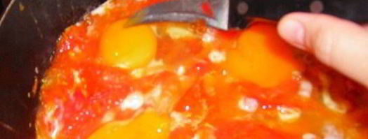 сырная яичница с креветками и помидорками. Шаг 9