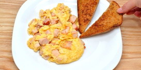 Яичница-болтунья с копченостями