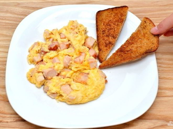 Рецепт яичницы-болтуньи с копченостями