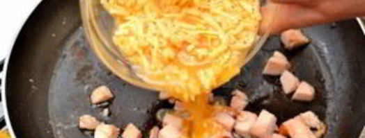 яичница-болтунья с копченостями. Шаг 7