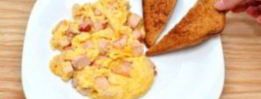 яичница-болтунья с копченостями. Шаг 8