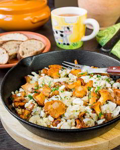 Яичница-болтунья с лисичками и луком