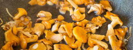 яичница-болтунья с лисичками и луком. Шаг 6