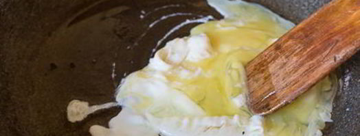 яичница-болтунья с лисичками и луком. Шаг 9