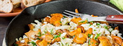 яичница-болтунья с лисичками и луком. Шаг 12