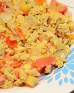 Яичница-болтунья с помидорами