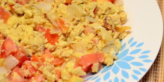 Яичница-болтунья с помидорами