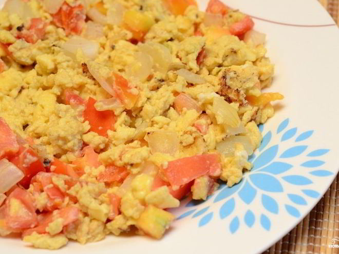Рецепт яичницы-болтуньи с помидорами