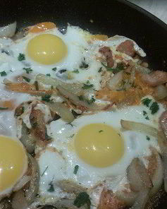 Яичница на сале с помидорами