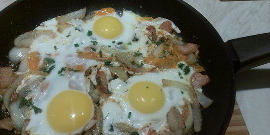 Яичница на сале с помидорами