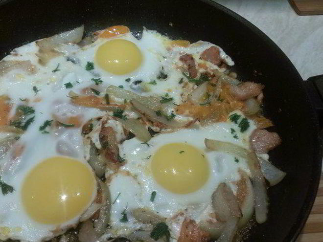 Рецепт яичницы на сале с помидорами