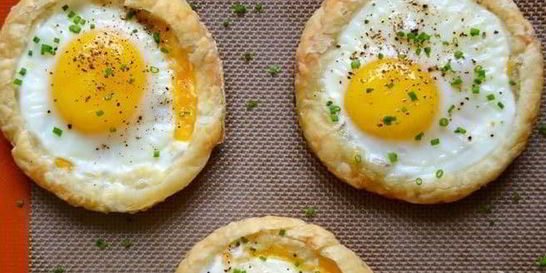 Яичница на слоеном тесте