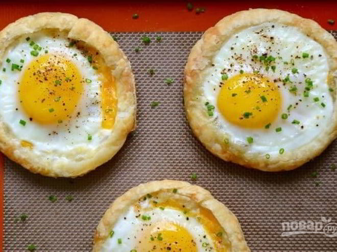 Рецепт яичницы на слоеном тесте