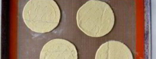 яичница на слоеном тесте. Шаг 3