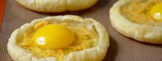 яичница на слоеном тесте. Шаг 4