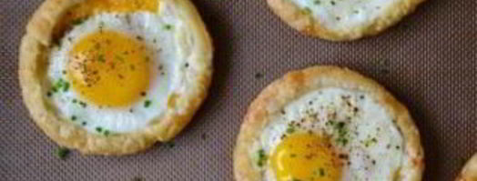 яичница на слоеном тесте. Шаг 5