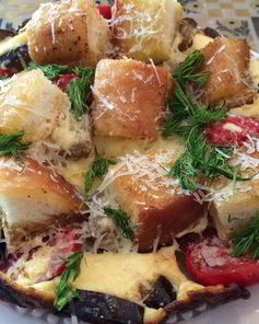 Яичница с баклажанами и белым хлебом