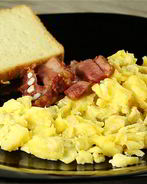 Яичница с беконом в микроволновке