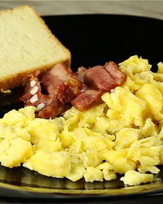 Яичница с беконом в микроволновке