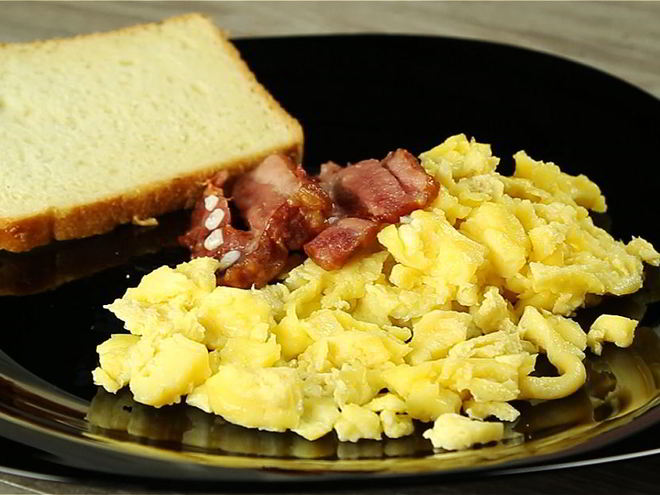 Рецепт яичницы с беконом в микроволновке