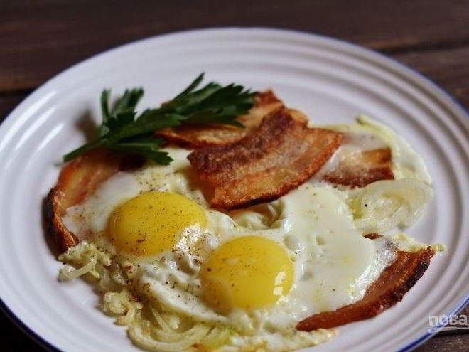 Рецепт яичницы с беконом