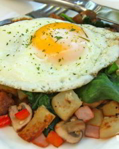 Яичница с грибами на завтрак