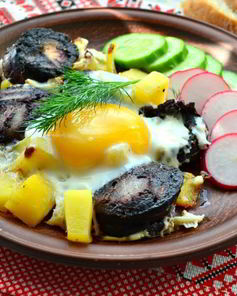 Яичница с картофелем и кровяной колбасой