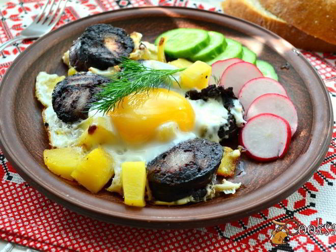 Рецепт яичницы с картофелем и кровяной колбасой