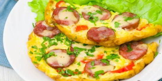 Яичница с колбасой и сладким перцем