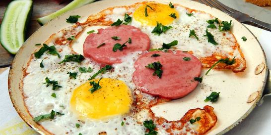 Яичница с колбасой