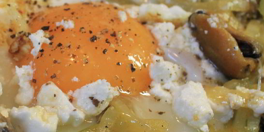 Яичница с мидиями и фетой