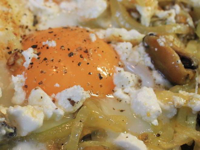 Рецепт яичницы с мидиями и фетой