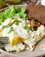 Яичница с помидорами и базиликом