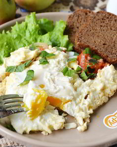 Яичница с помидорами и базиликом