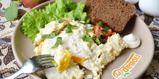 Яичница с помидорами и базиликом