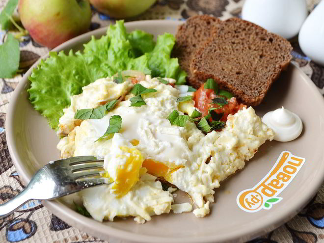 Рецепт яичницы с помидорами и базиликом