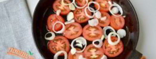 яичница с помидорами и базиликом. Шаг 3