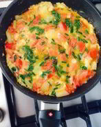 Яичница с помидорами и болгарским перцем