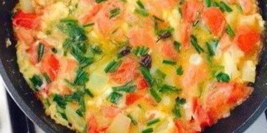 Яичница с помидорами и болгарским перцем