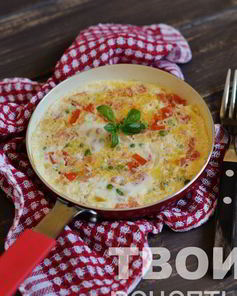 Яичница с помидорами и зеленым горошком