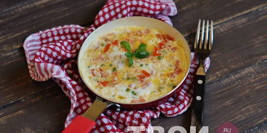 Яичница с помидорами и зеленым горошком