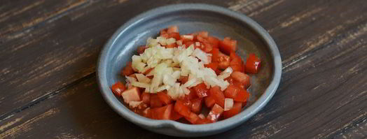 яичница с помидорами и зеленым горошком. Шаг 3