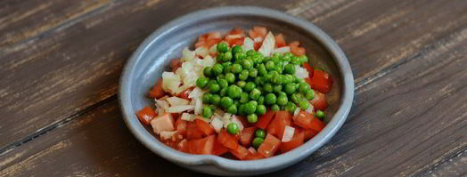 яичница с помидорами и зеленым горошком. Шаг 4