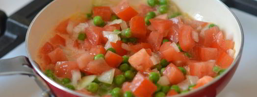 яичница с помидорами и зеленым горошком. Шаг 6