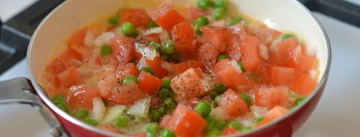 яичница с помидорами и зеленым горошком. Шаг 7